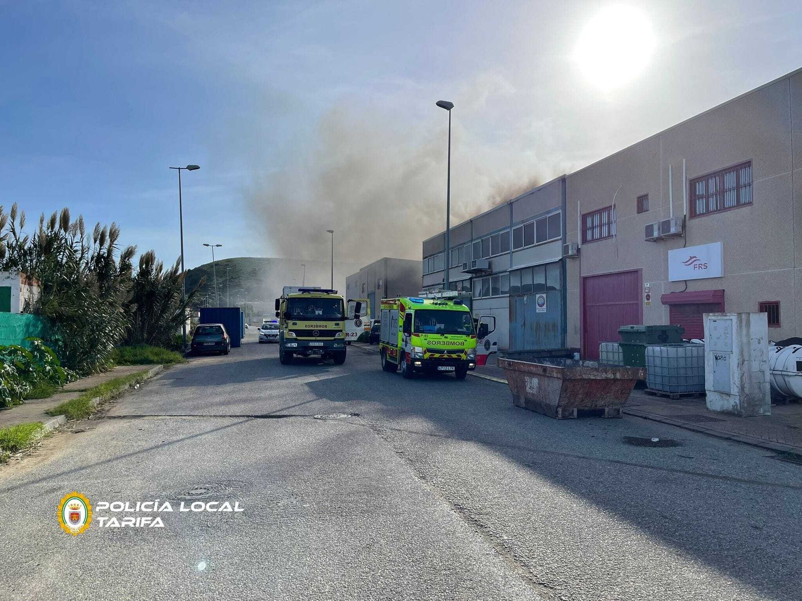 Efectivos de bomberos acuden a la nave incendiada, este sábado.