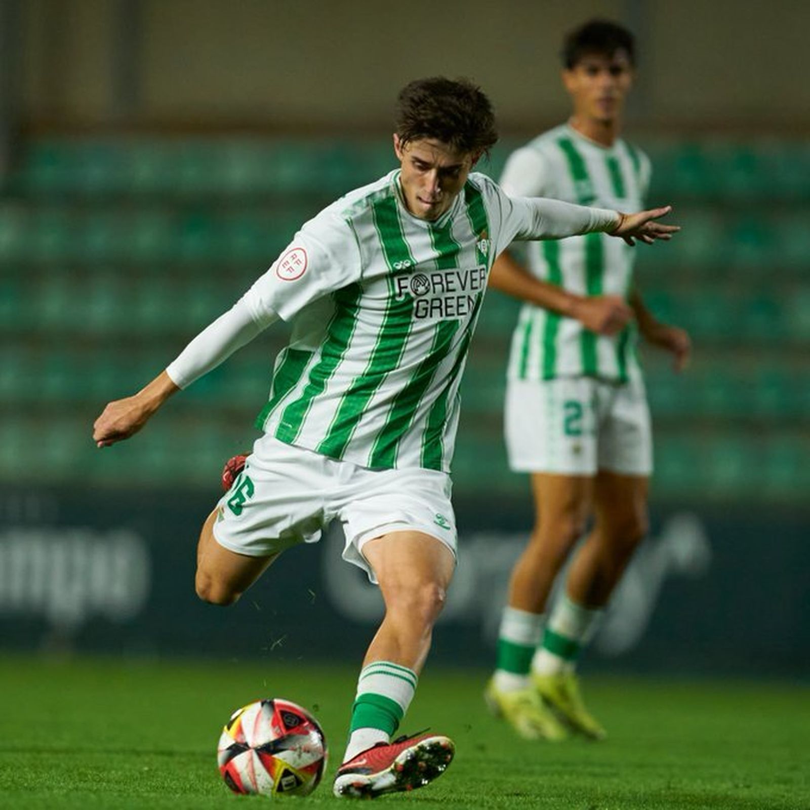 Sorroche golpea el balón en un lance del partido.