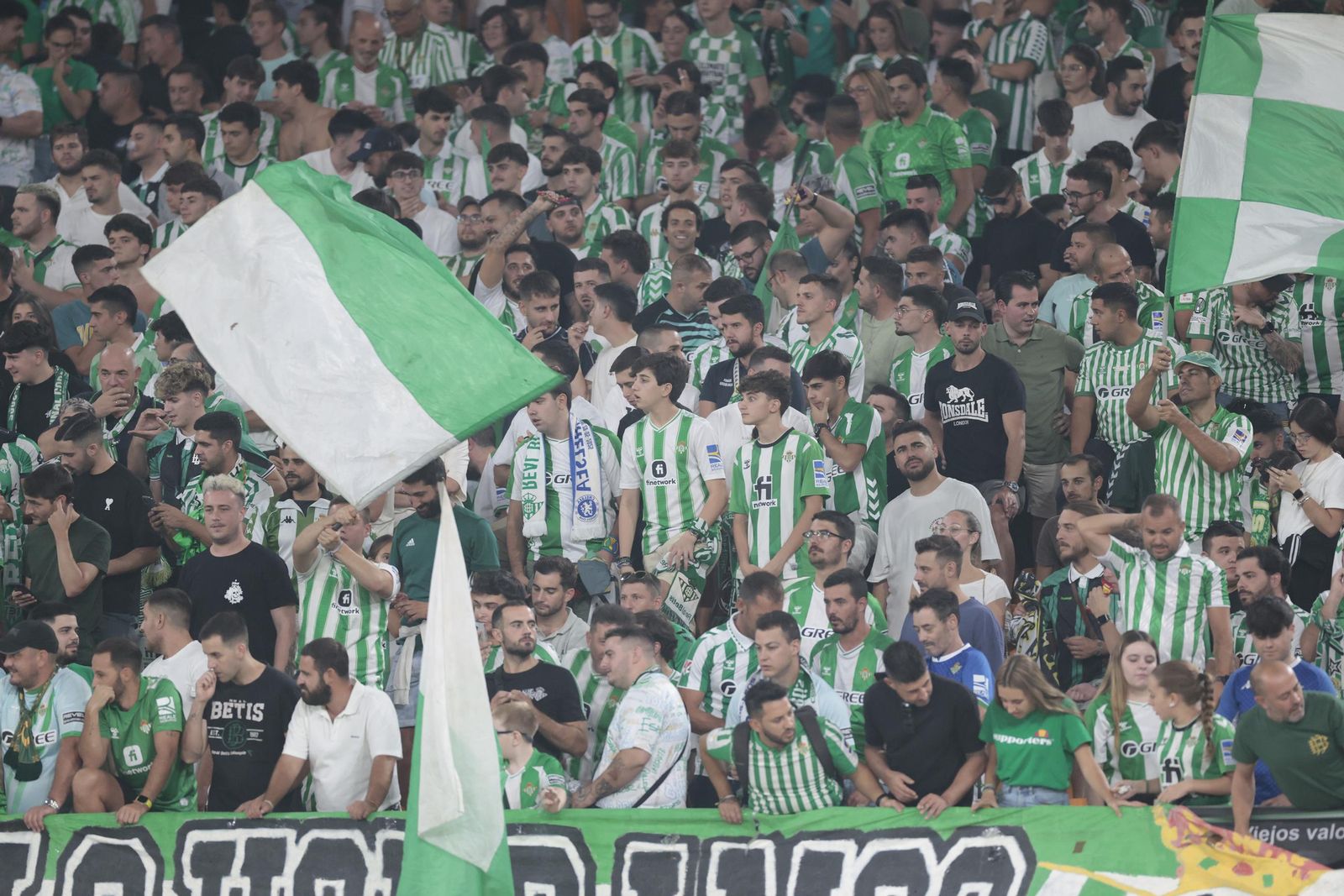 Búscate en las fotos del Betis - Nottingham Forest