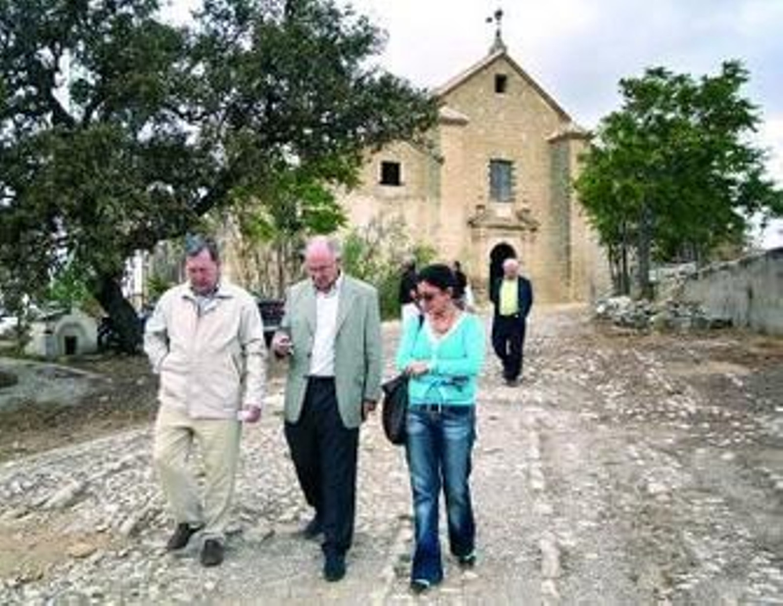 El arquitecto Juan Cuenca y la alcaldesa, en su visita al castillo.