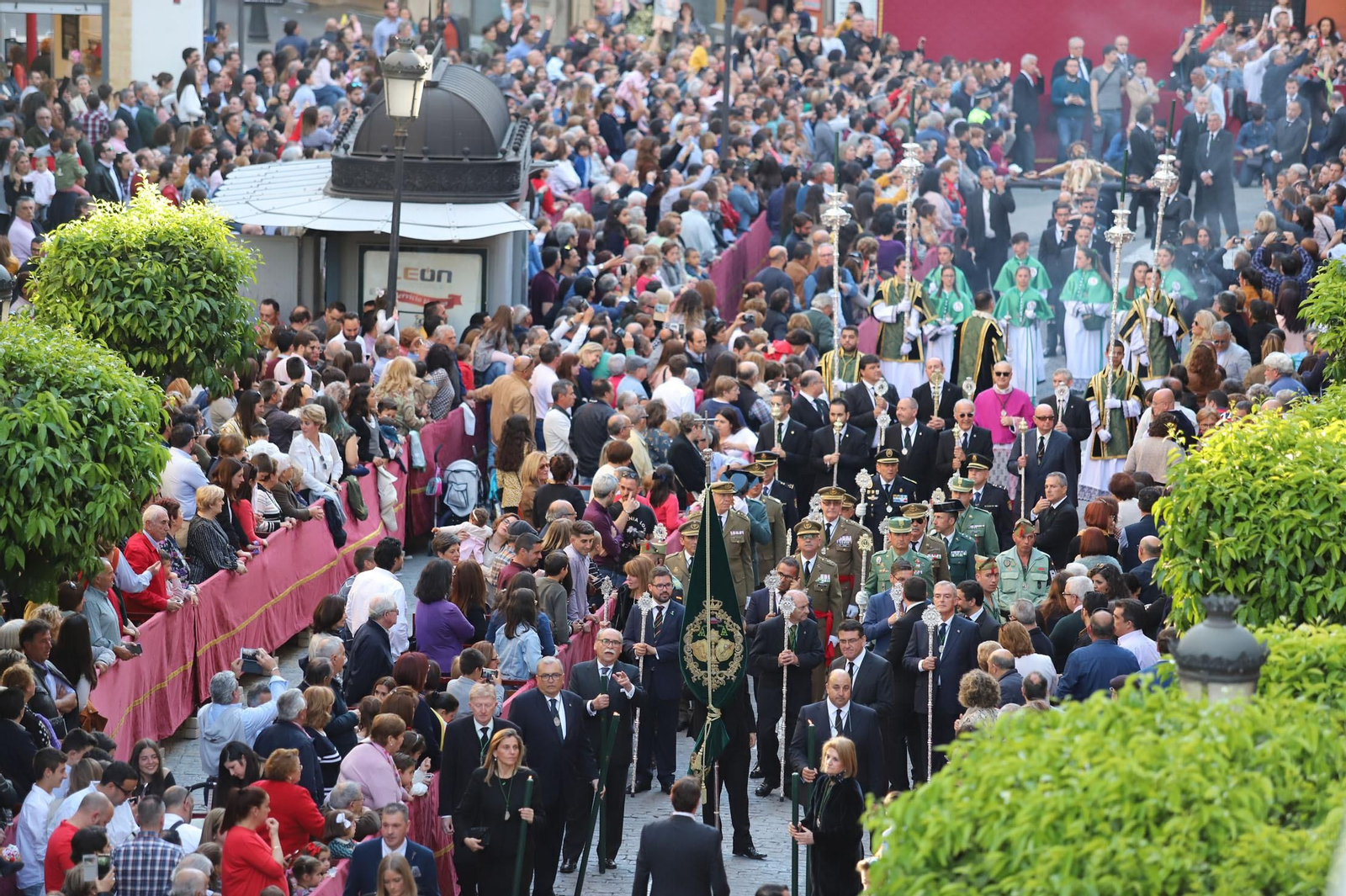 Ambiente  para recibir a la Legión en las calles de Huelva