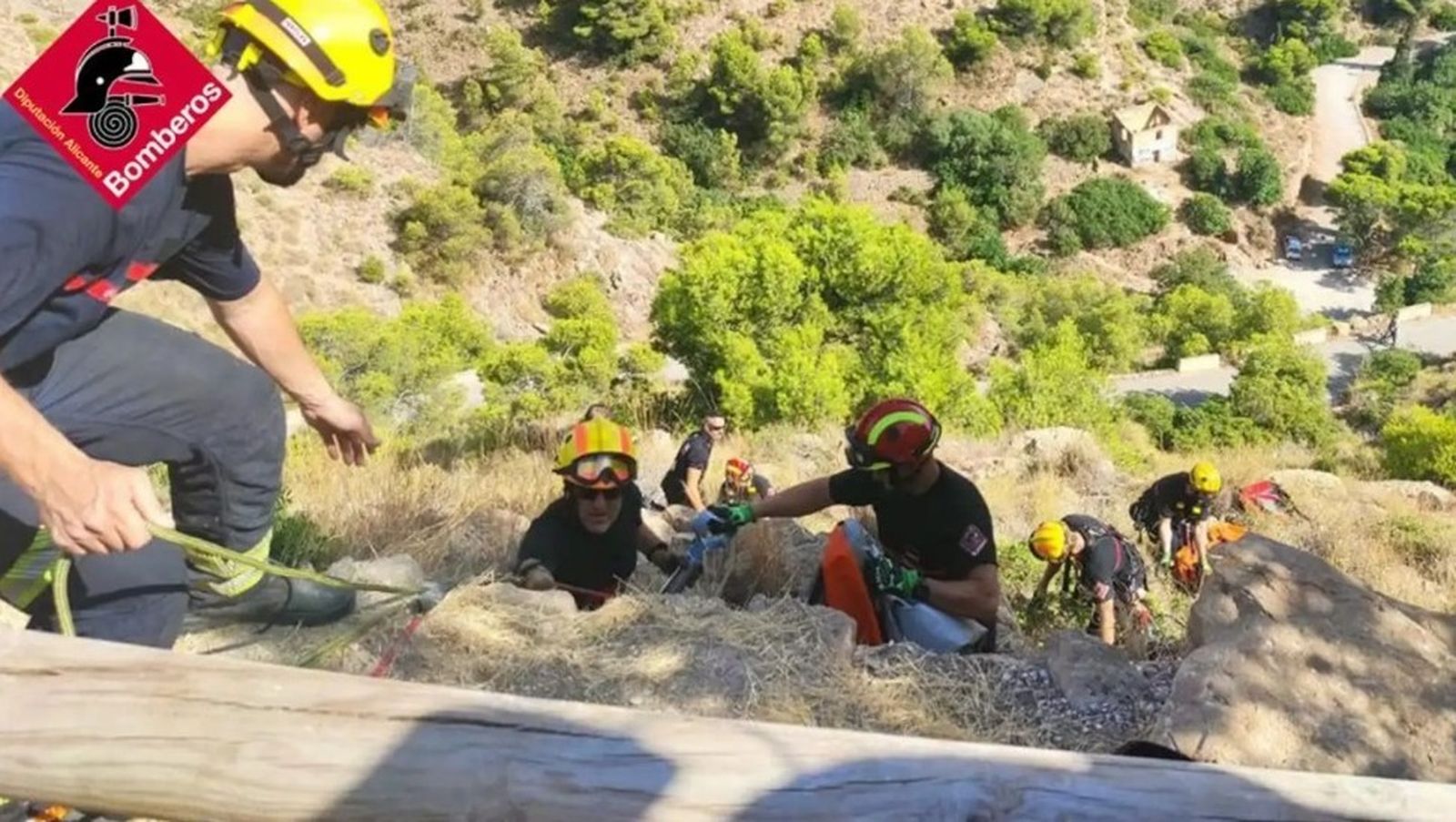 Efectivos del Consorcio de Bomberos de Alicante rescatan a la mujer despeñada