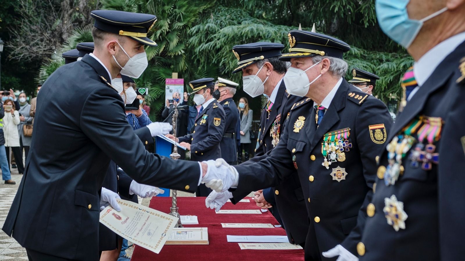 Momento de entrega de los títulos a los nuevos inspectores.