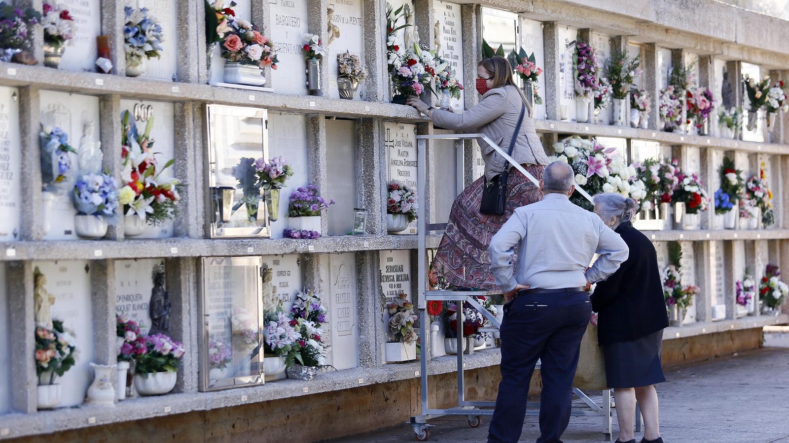 La familia Cuenca arregla el nicho de sus familiares.