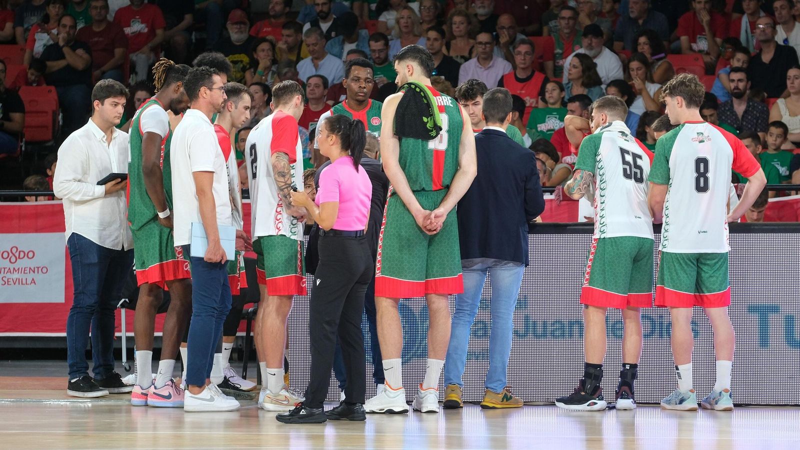 Los jugadores del Caja 87 hacen piña en un partido de la pasada temporada