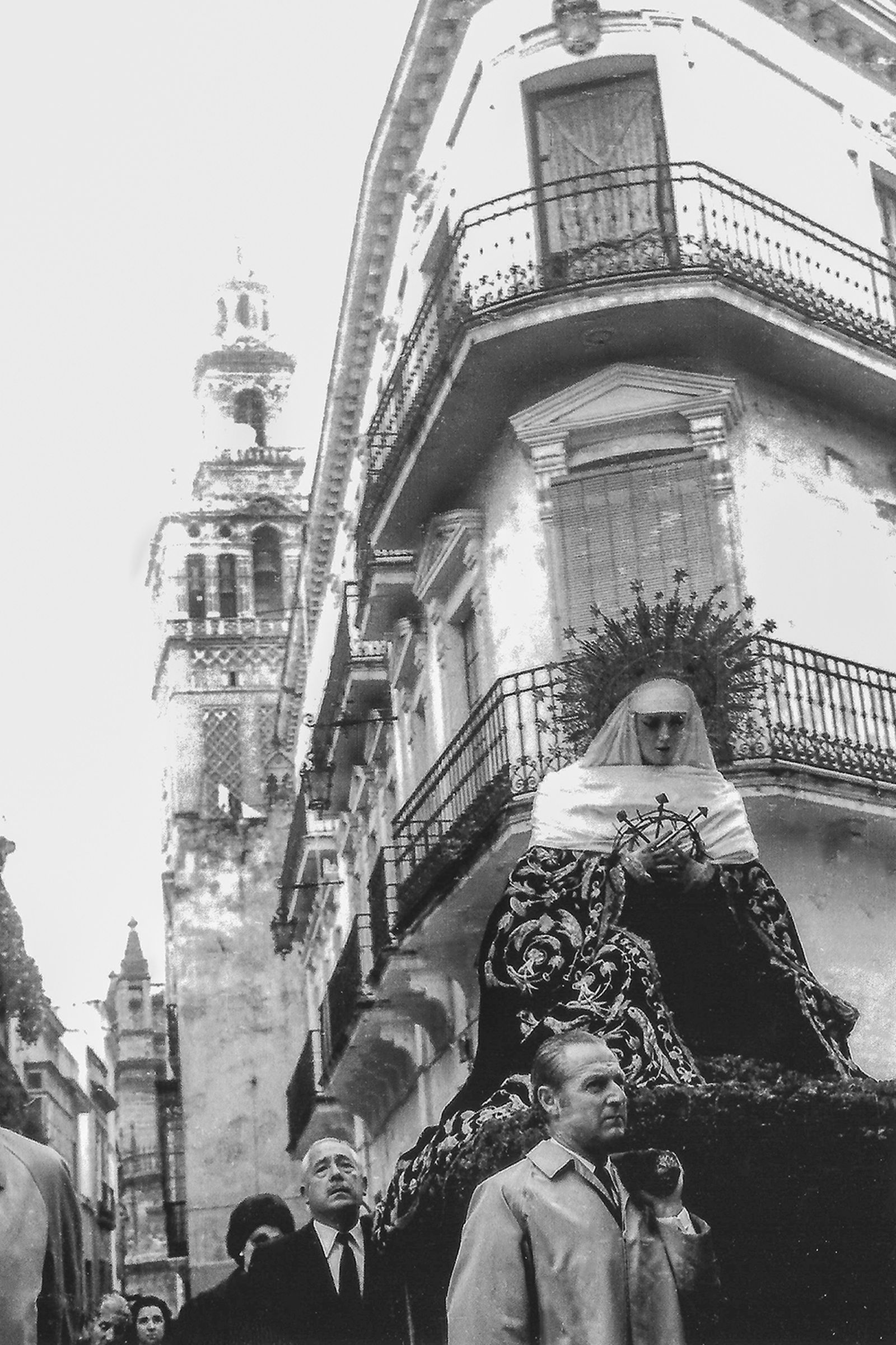Eduardo Ybarra, con su gabardina, portando a la Virgen de la Piedad.