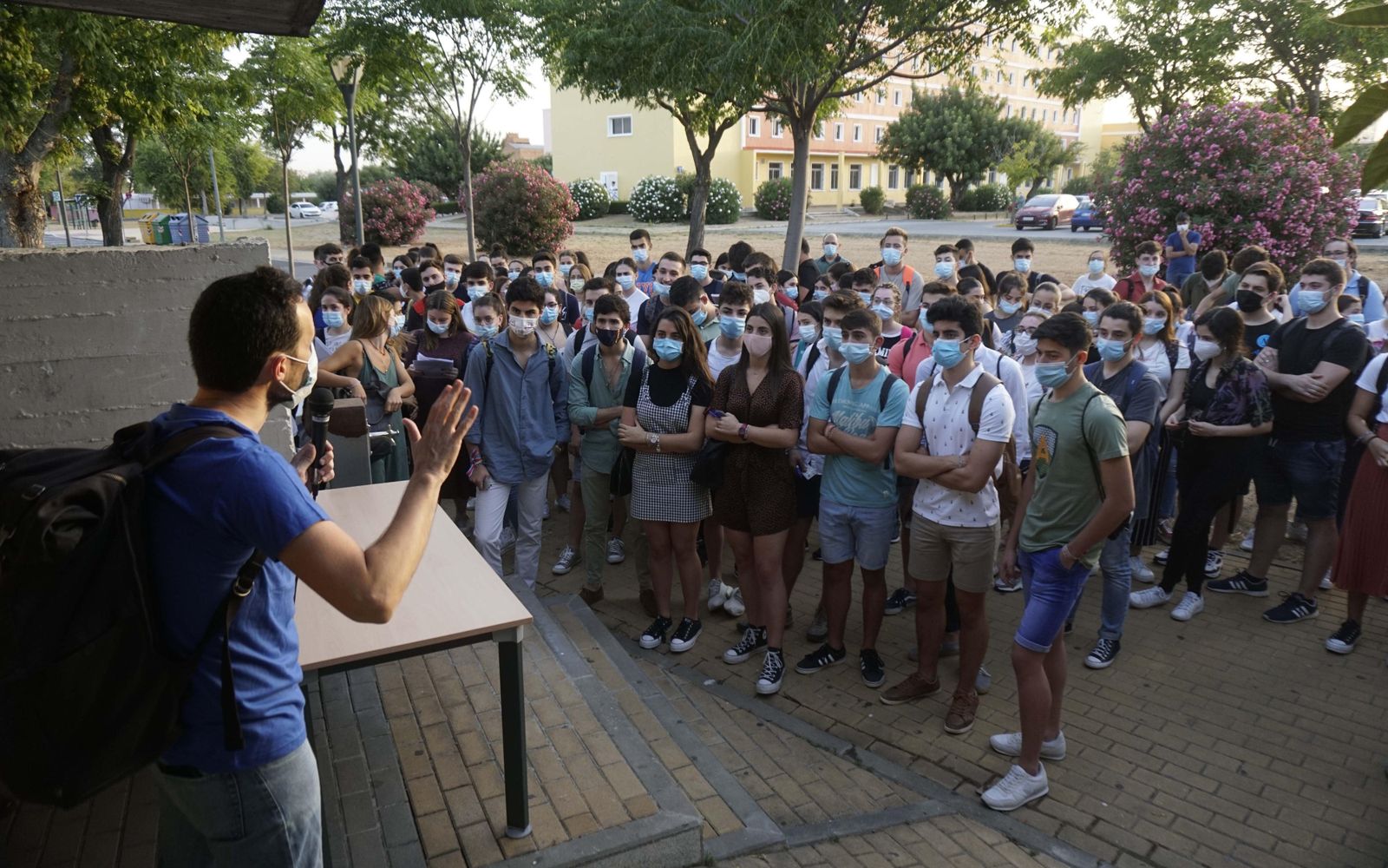 Estudiantes antes de acceder a la prueba de Selectividad en la UPO