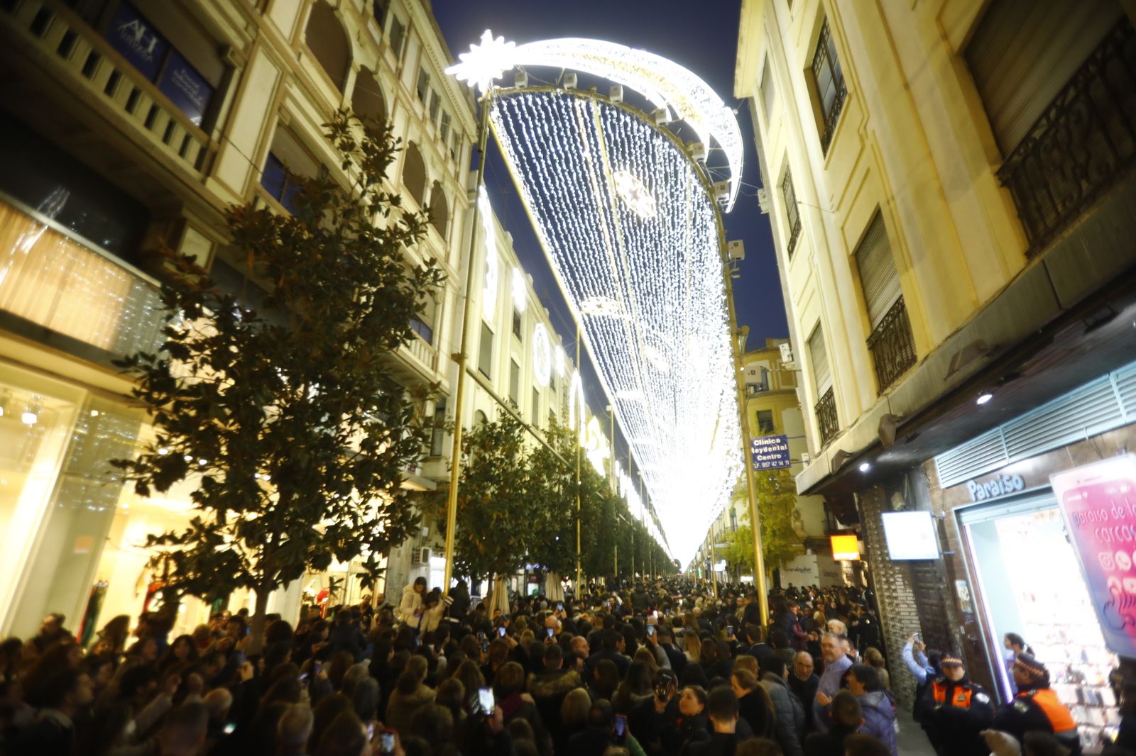 El encendido del espectáculo navideño de la calle Cruz Conde de Córdoba, en imágenes