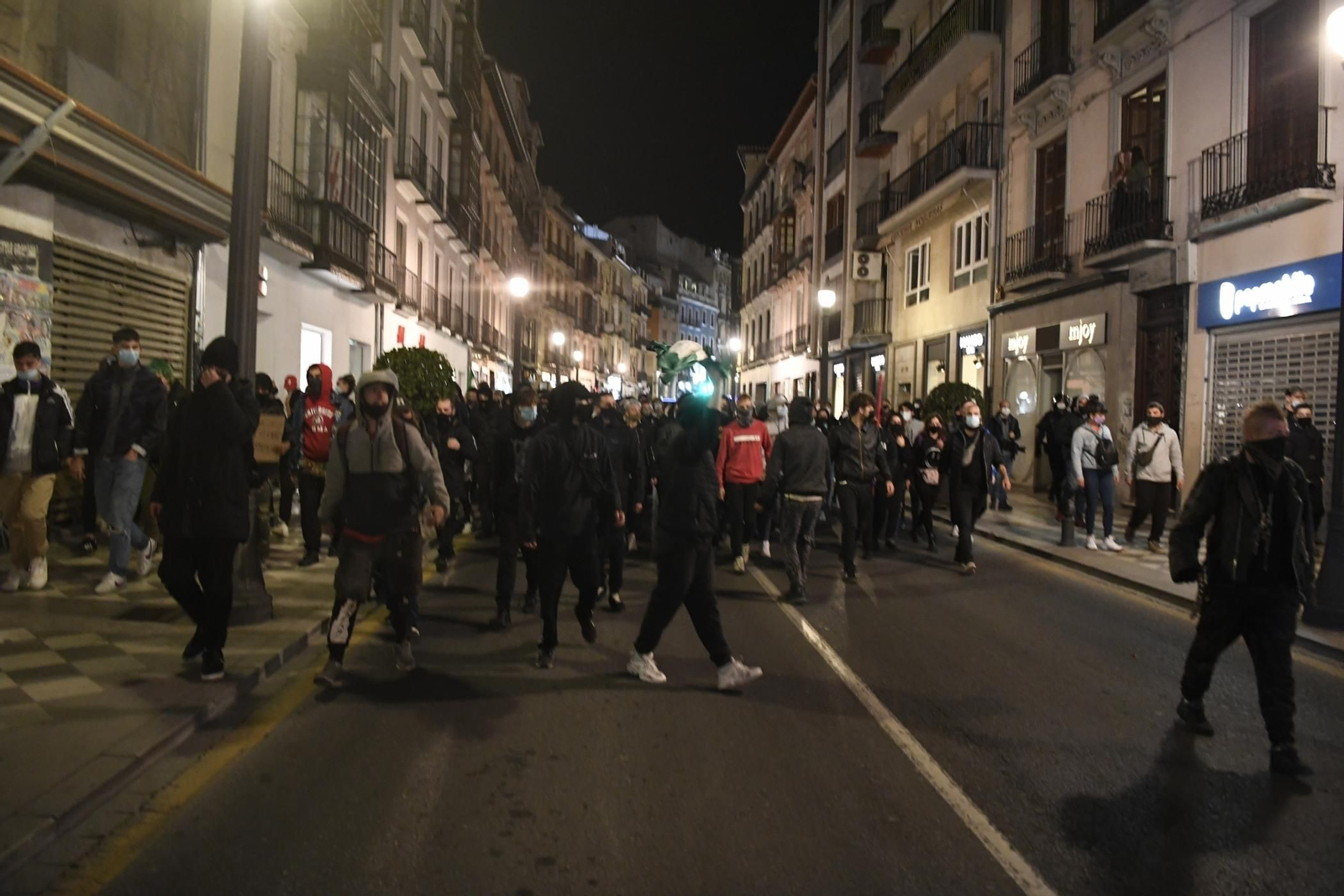 Fotos: disturbios y altercados entre manifestantes y la Policía en Granada