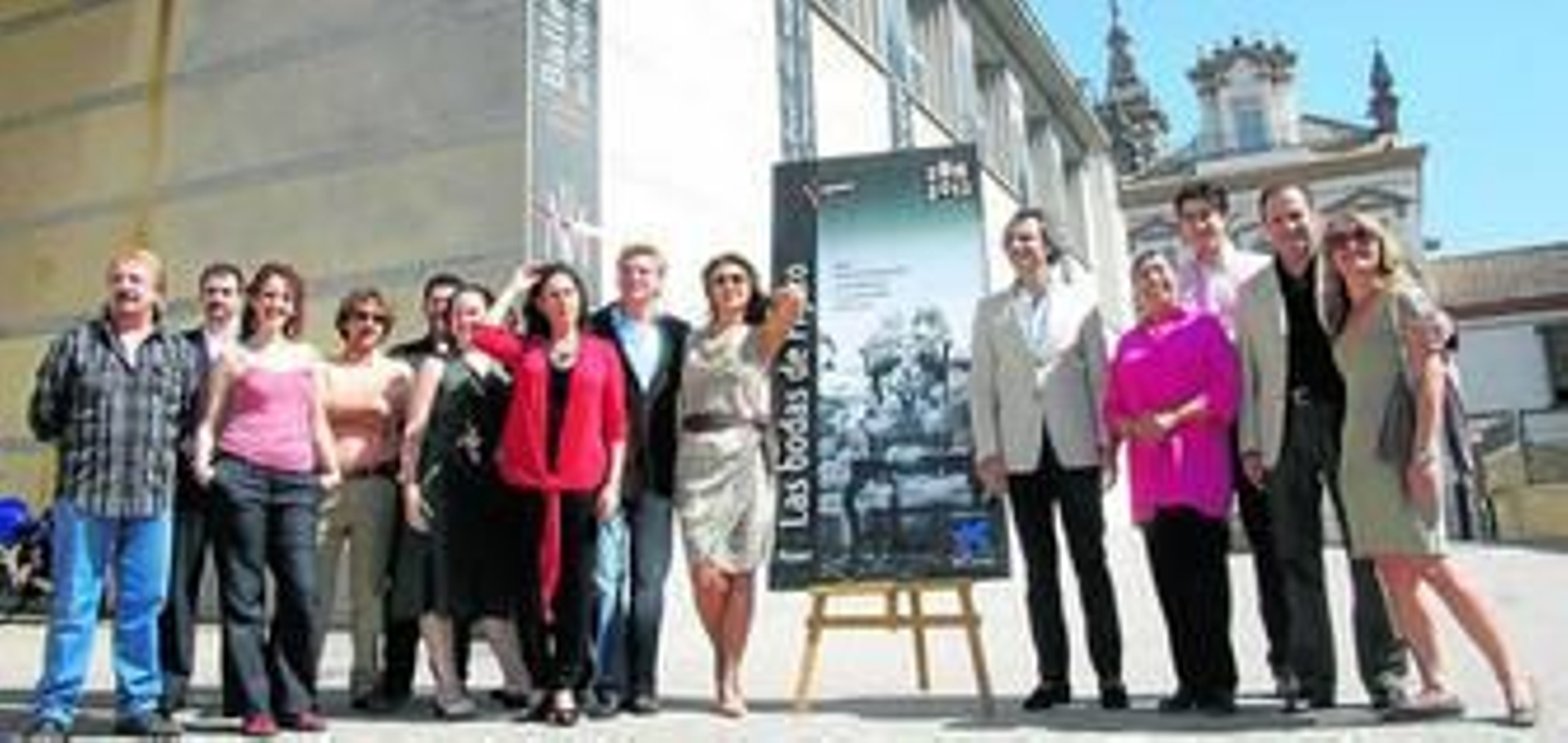 El elenco artístico de esta versión de 'Las bodas de Fígaro' acompañado por José Luis Castro (por la dcha., el segundo) y Pedro Halftter (quinto).