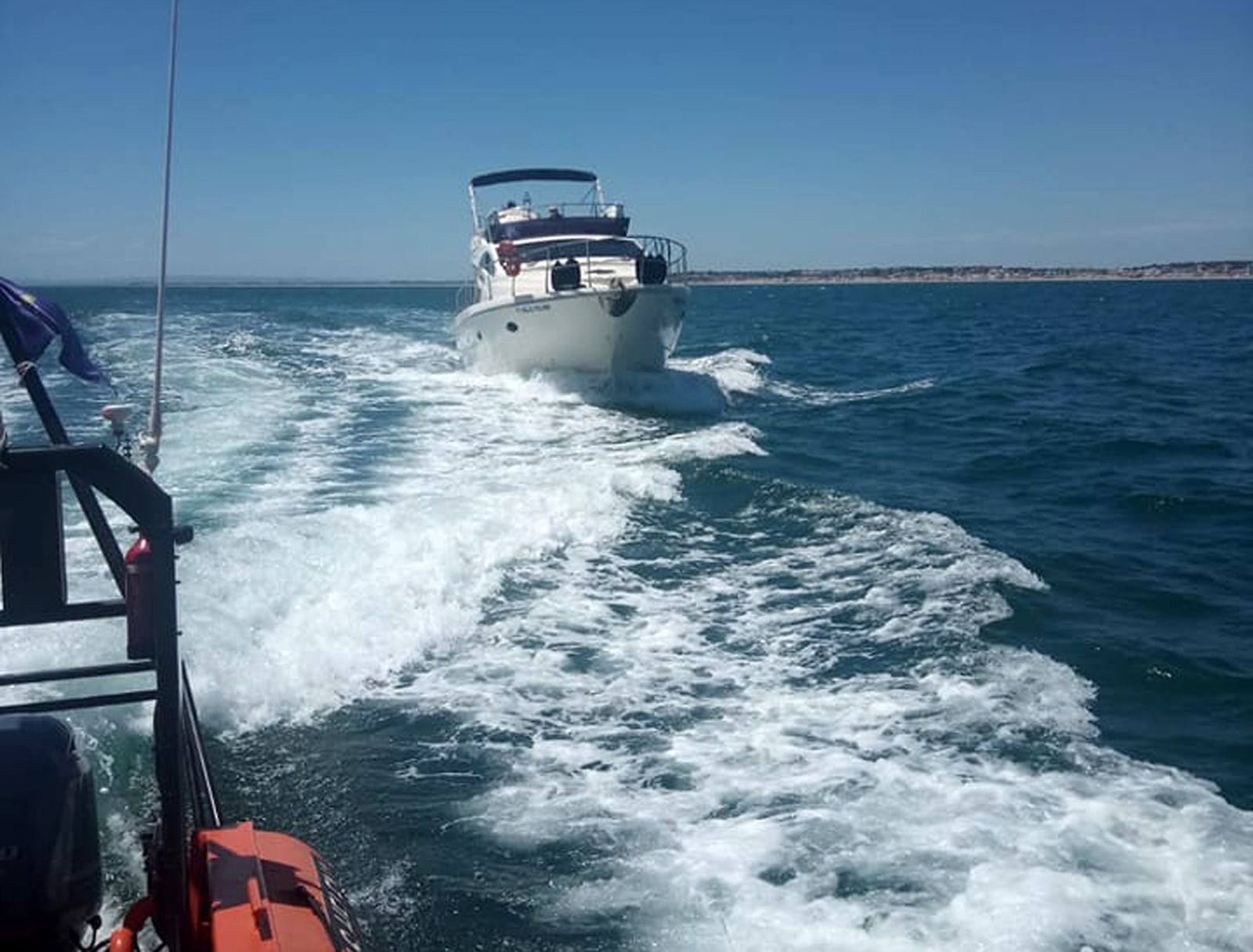 Embarcación auxiliada este domingo por la LS-Helena