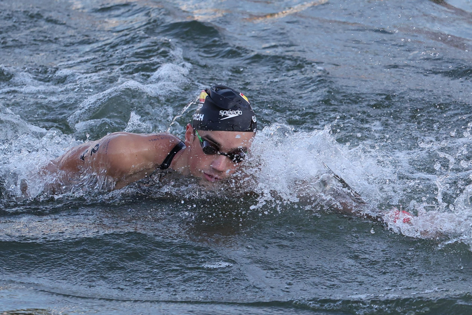 Un granadino nadando en el río Sena: lo hizo Carlos Garach en la prueba de aguas abiertas de los Juegos de París: acabó retirándose