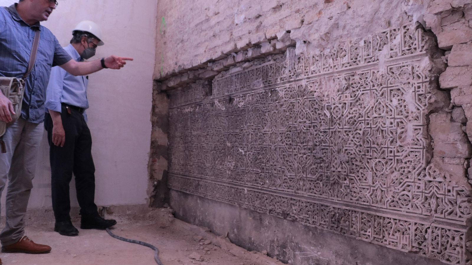 Paño de yesería sacado a la luz durante el control arqueológico de la restauración de la iglesia.