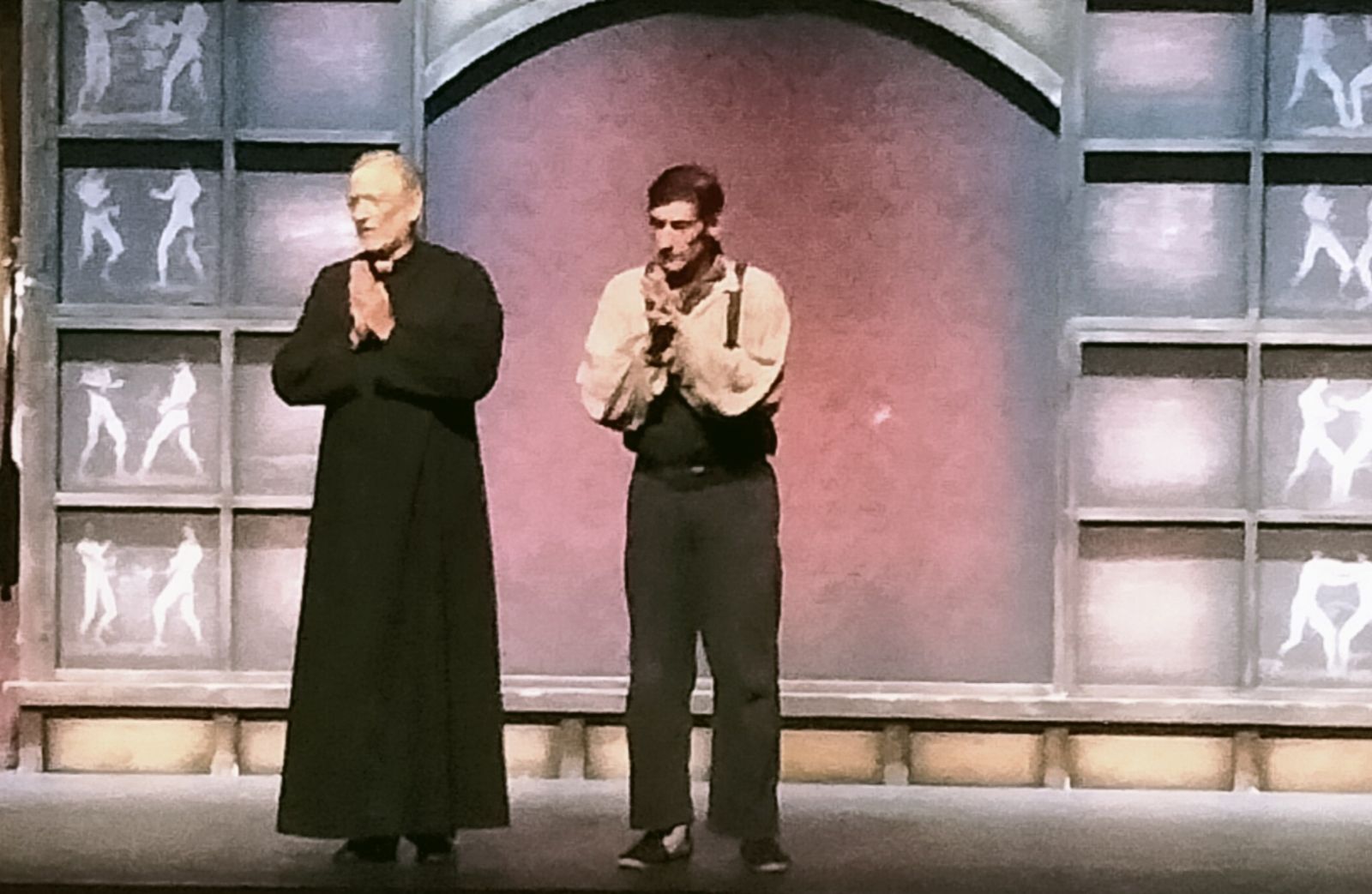 Los actores, saludando al término de la función en el teatro Pedro Muñoz Seca.