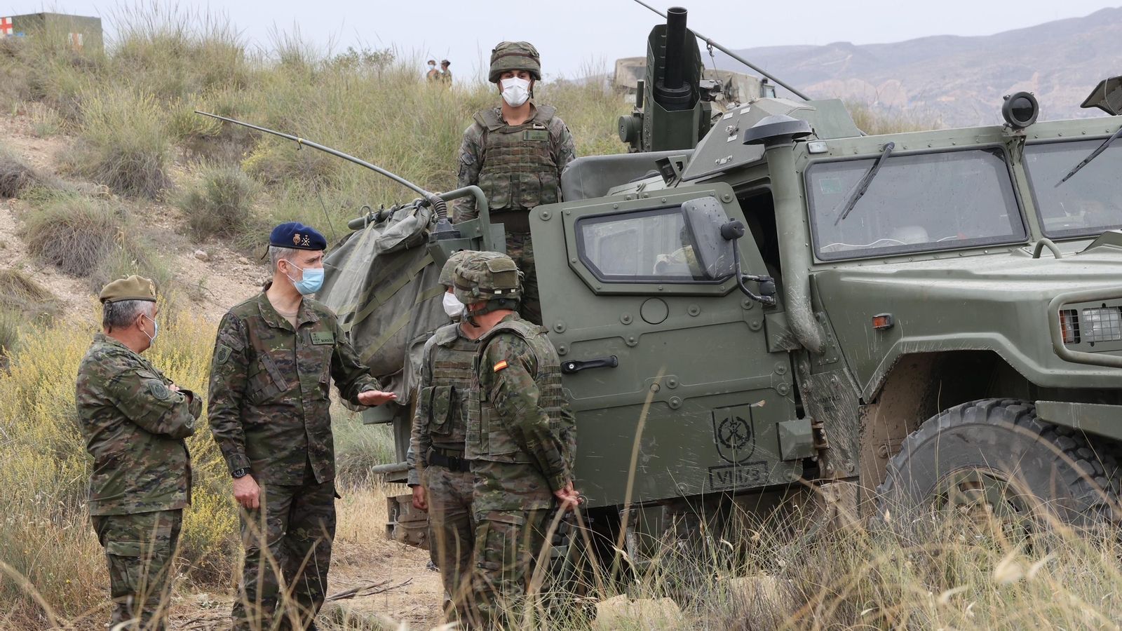 El Rey Felipe VI visitando una de las estaciones del ejercicio tipo gamma de la Legión