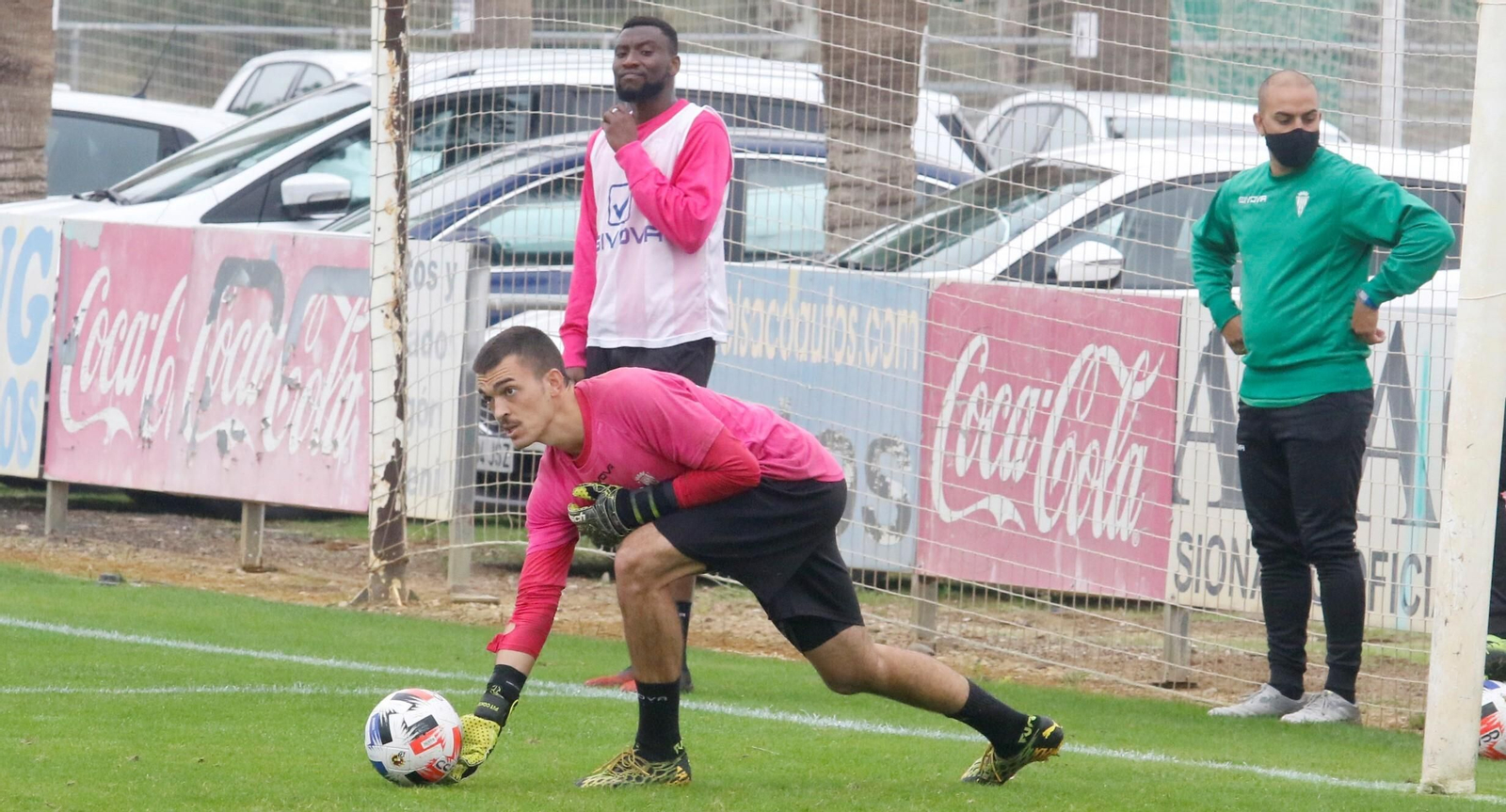 Edu Frías pone el balón en juego en un entrenamiento del Córdoba CF.
