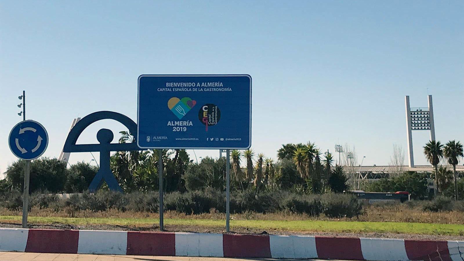 Uno de los paneles en la rotonda del Estadio de los Juegos Mediterráneos