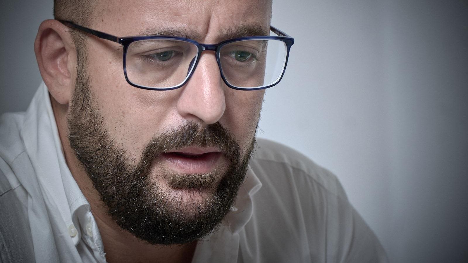 Un primer plano de Beardo durante la entrevista.