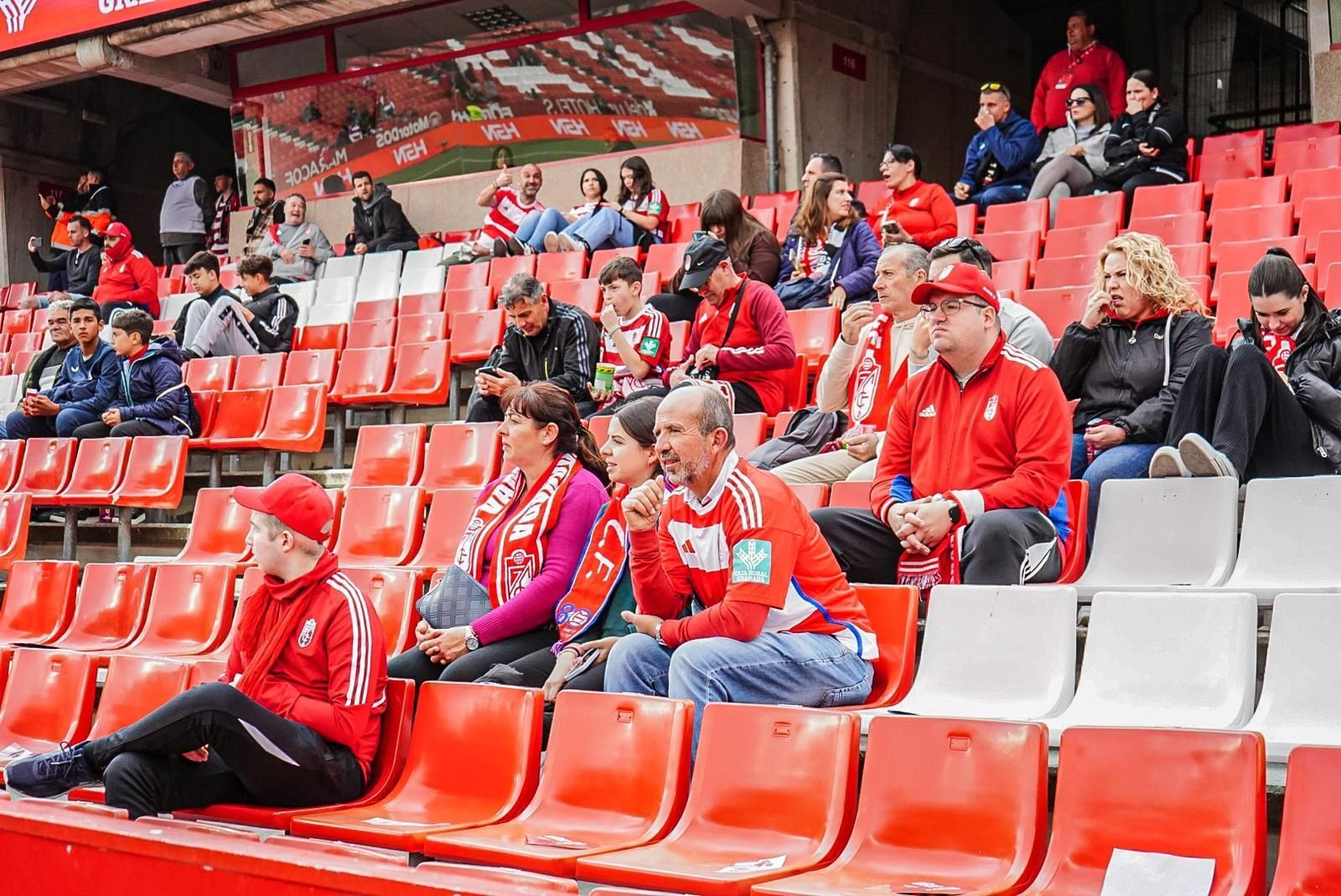 Encuéntrate en la grada de Los Cármenes en el Granada-Osasuna