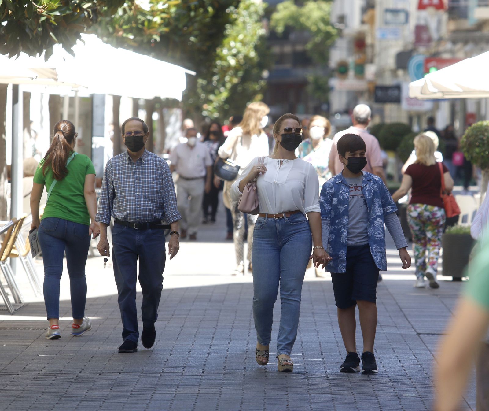 Varias personas caminan por el centro de Córdoba.