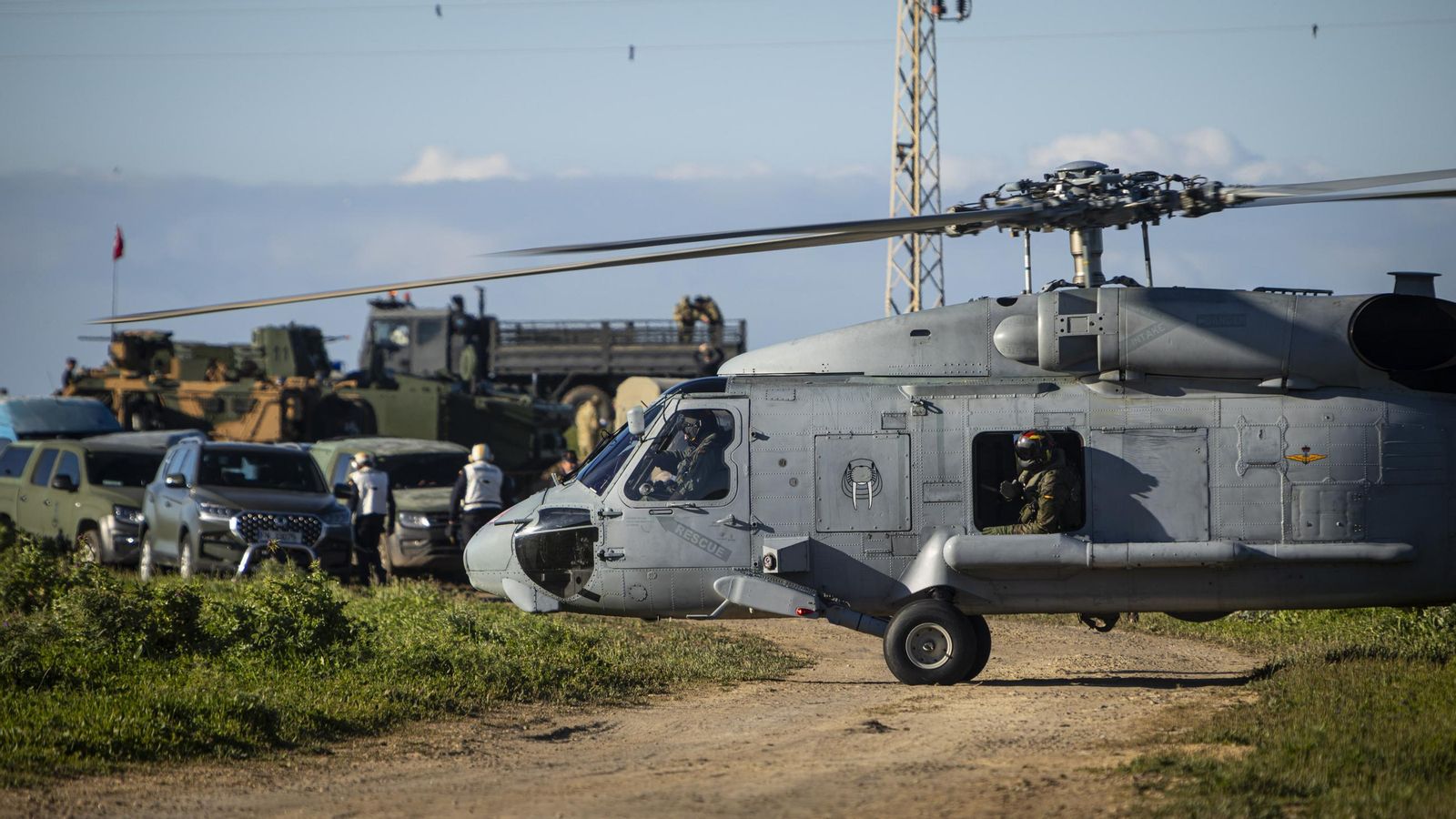 Las imágenes del gran desembarco de la OTAN en Barbate: aviones 'Harrier', helicópteros, lanchas e infantes de Marina asaltan la playa del Retín