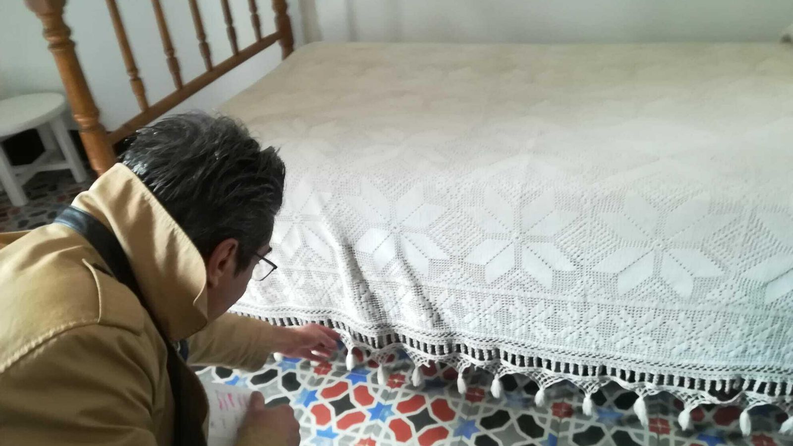 la colcha tiene desperfectos