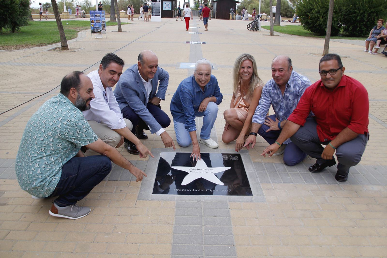 Cristina Hoyos, en el centro, junto a Esteban Magaz, Jesús Toronjo, Juan Manuel González,  Montserrat Márquez, Francisco Zamudio y Salavador Gómez.