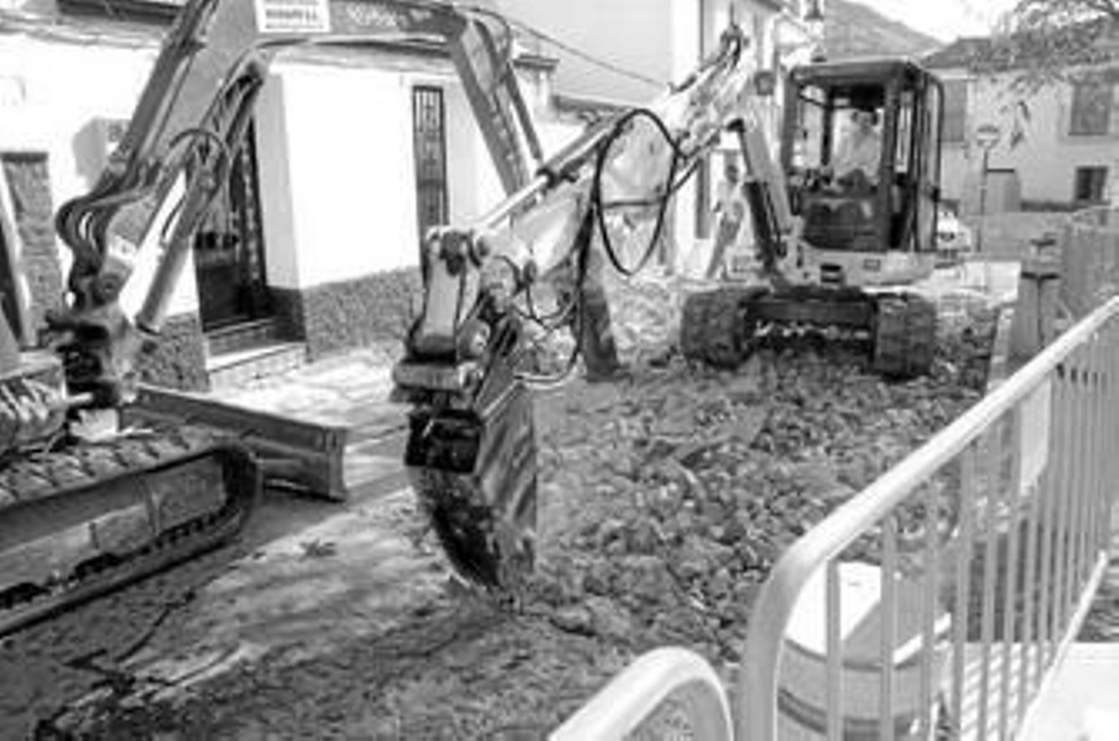 Un operario levanta el pavimento de la calle Pagés para poner uno nuevo de adoquines.