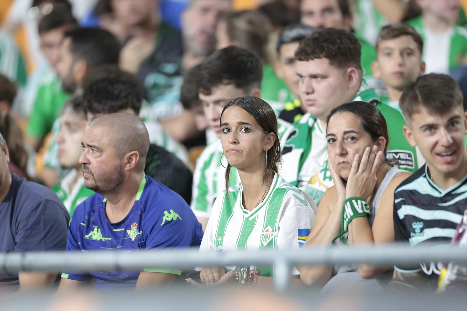 Búscate en las fotos del Betis - Nottingham Forest