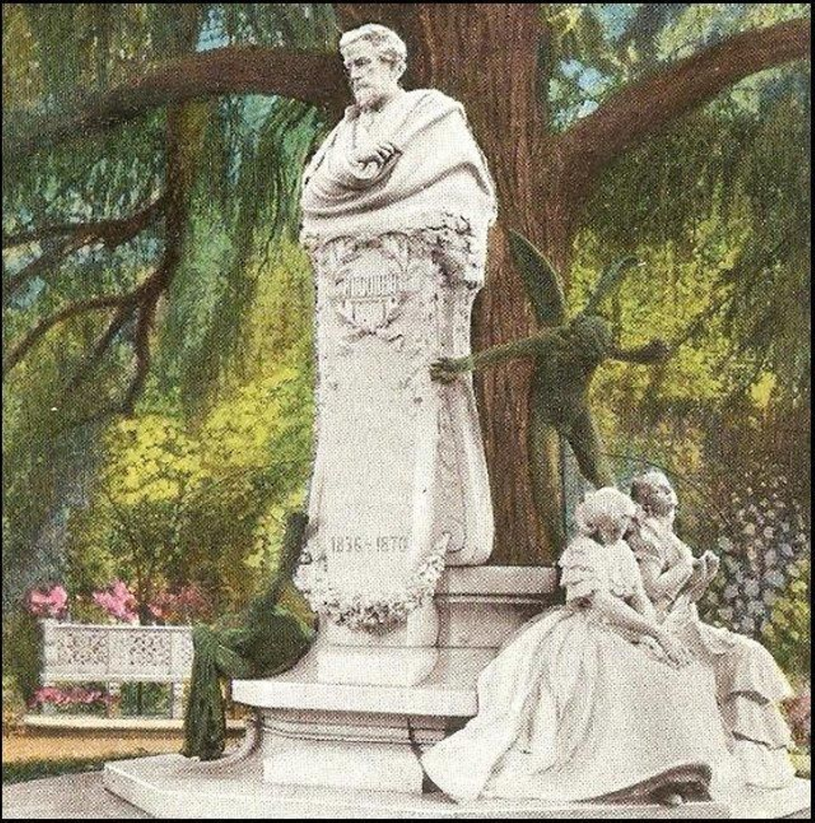 Imagen en la que se puede observar al fondo unos de los bancos de mármol que se recuperarán