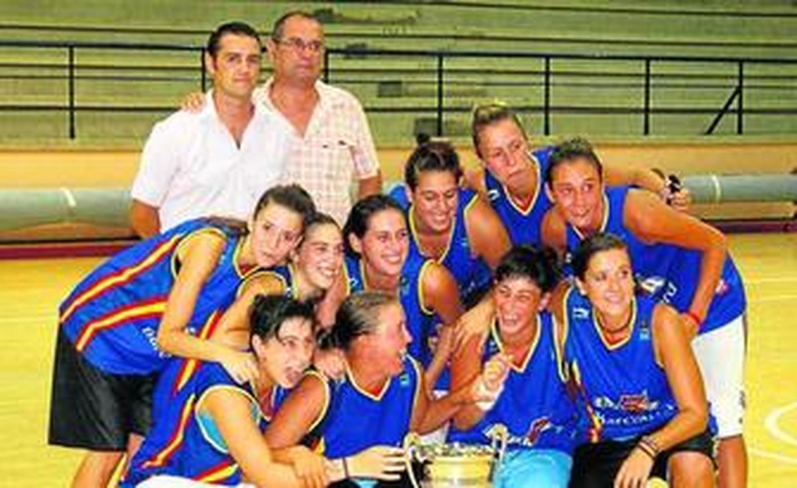 1. El equipo de Las Pekes celebra la consecución del título tras recibir el trofeo. 2. Jordi Catalán, patrocinador del trofeo de campeonas entrega una de las distinciones. 3. Secuencia del emocionante partido disputado en el pabellón de Bahía Sur. 4. El quintento ideal de una emocionante liga de verano.