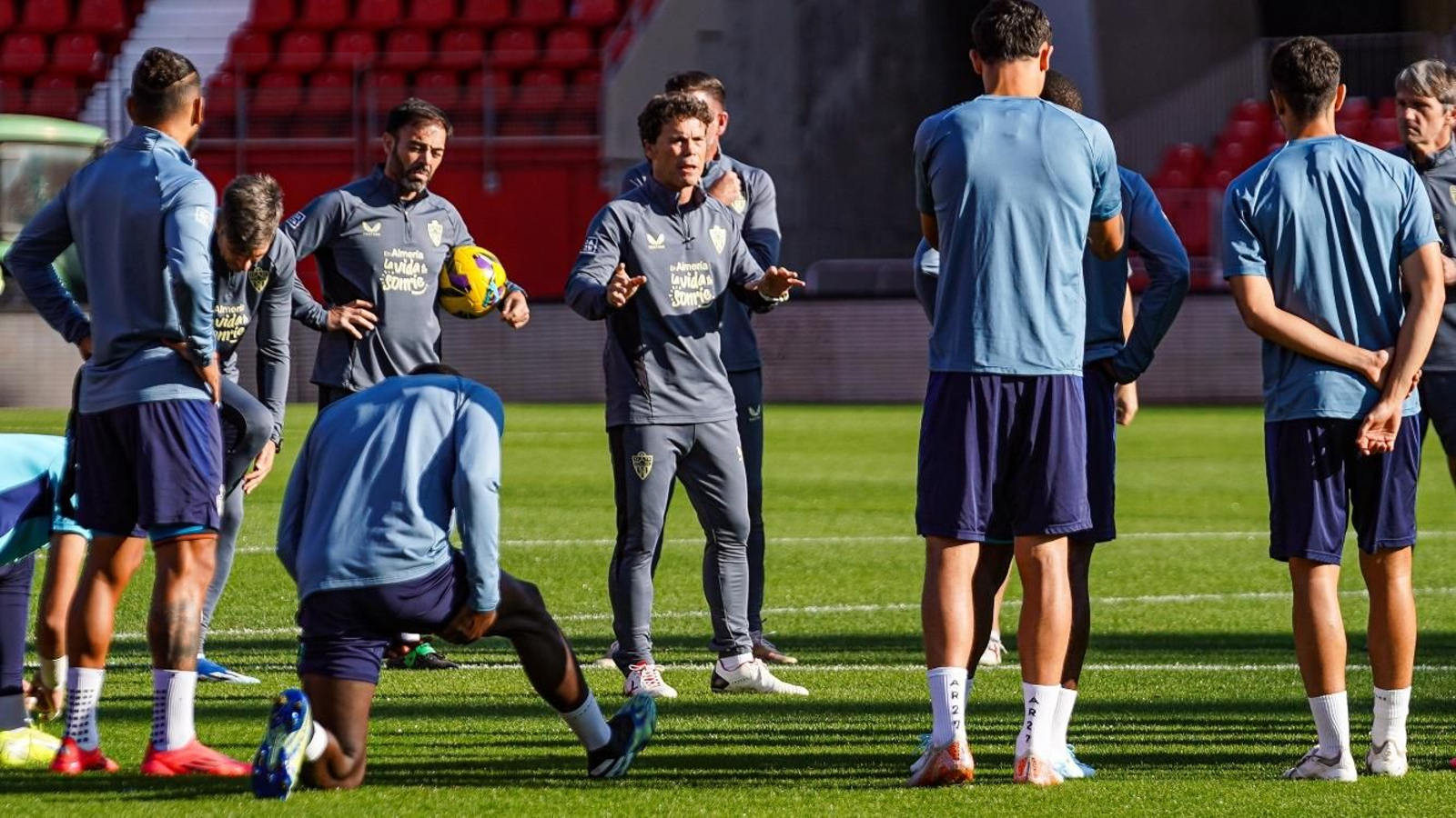 Rubi dialoga con sus futbolistas en uno de los entrenamientos del equipo.