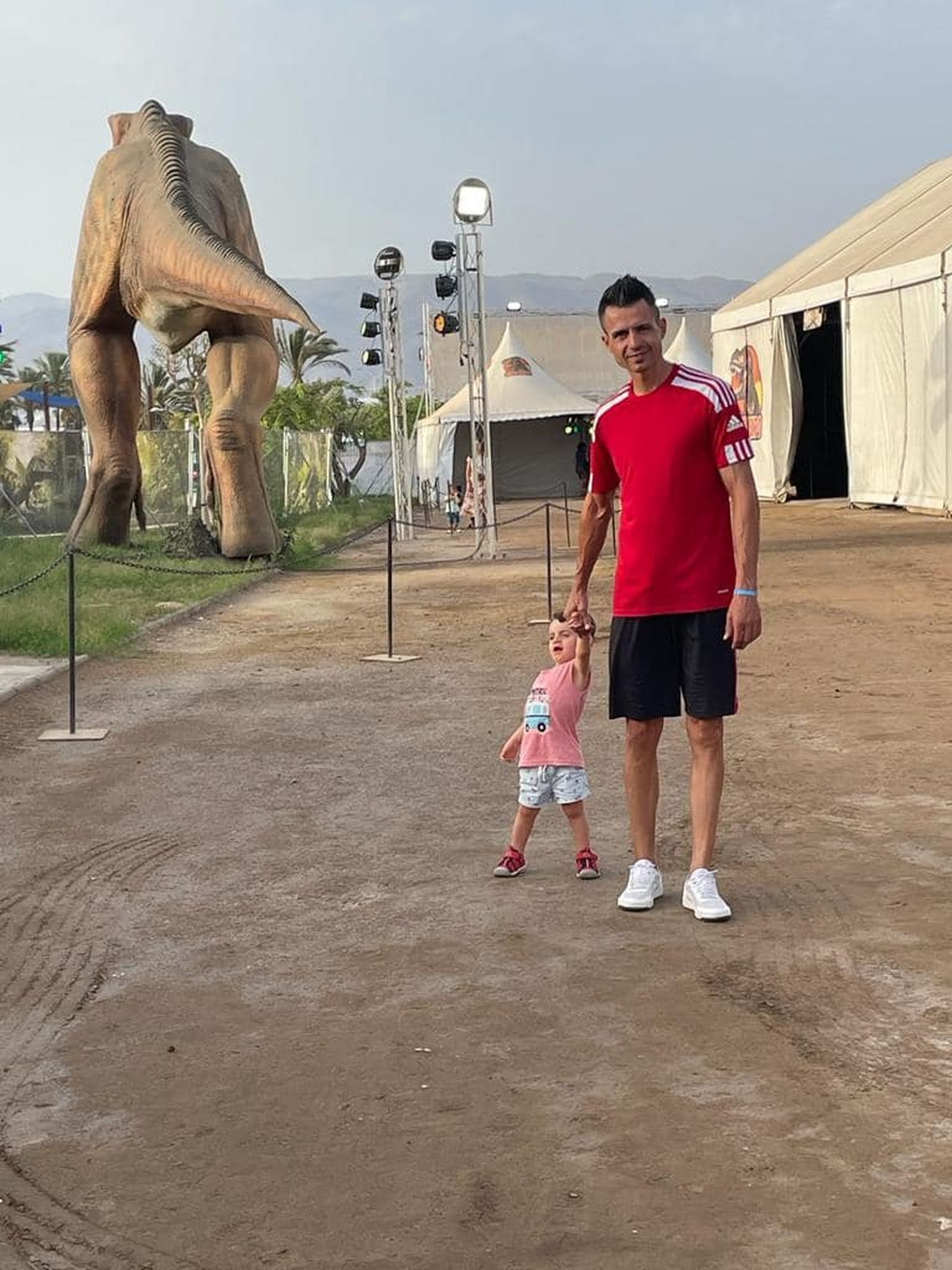 Tano junto a su padre y un enorme dinosaurio.