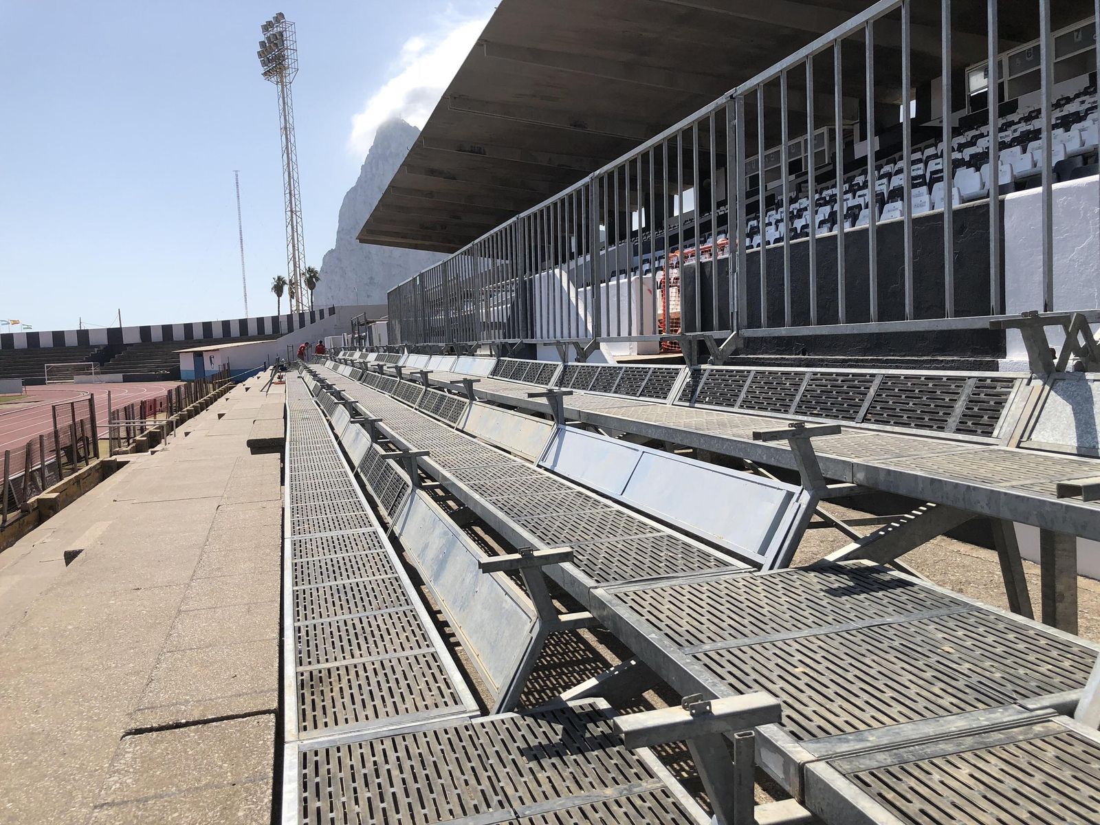 Las gradas supletorias, listas para mañana, lucen en el estadio Municipal linense