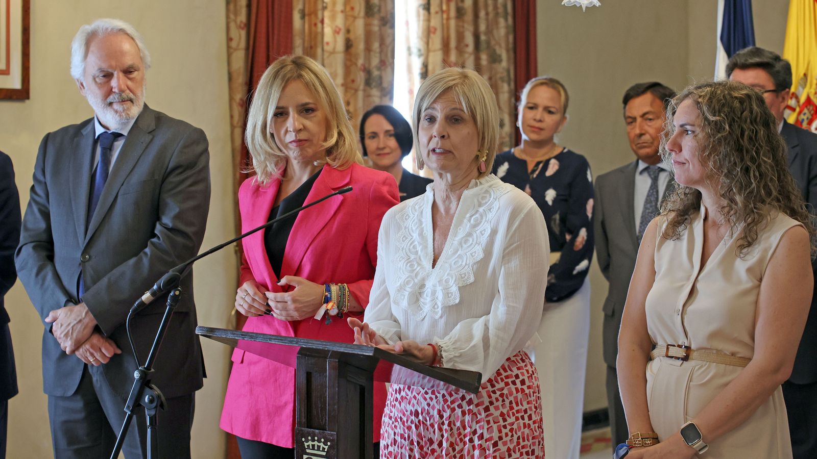 La alcaldesa este viernes junto a la presidenta de Diputación y otros miembros de la Corporación.