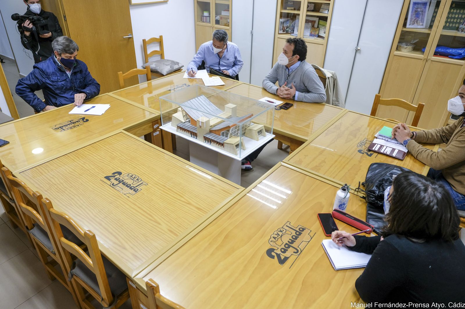 El alcalde de Cádiz y otros miembros del equipo de Gobierno en la reunión mantenida con el presidente de la AVV Segunda Aguada.