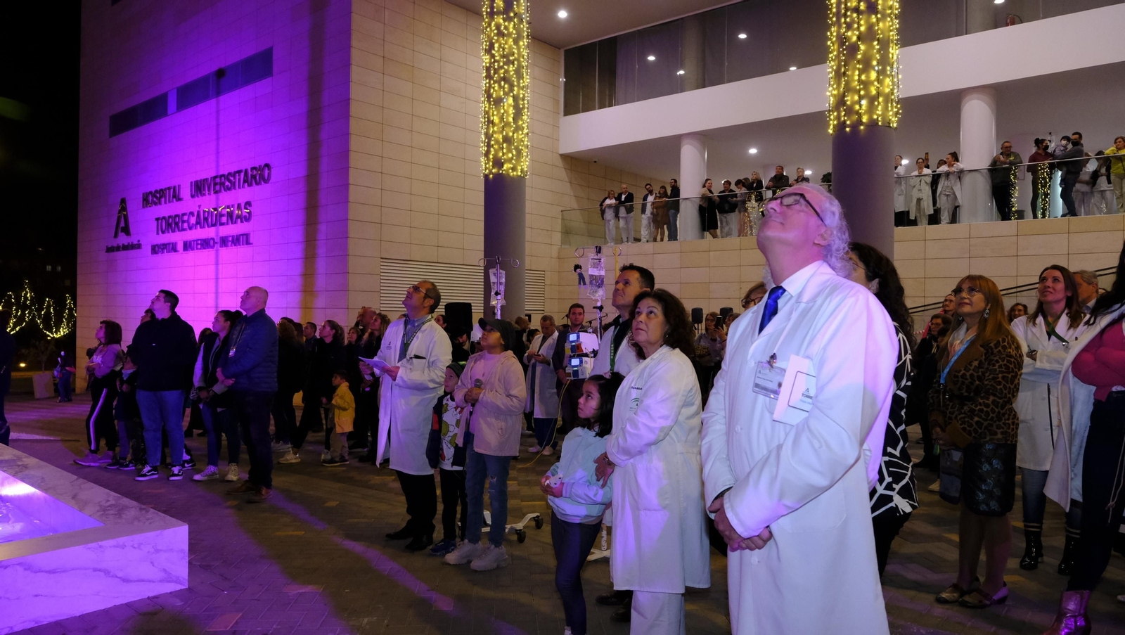 Imágenes del encendido de navidad en el Hospital Torrecárdenas, Almería
