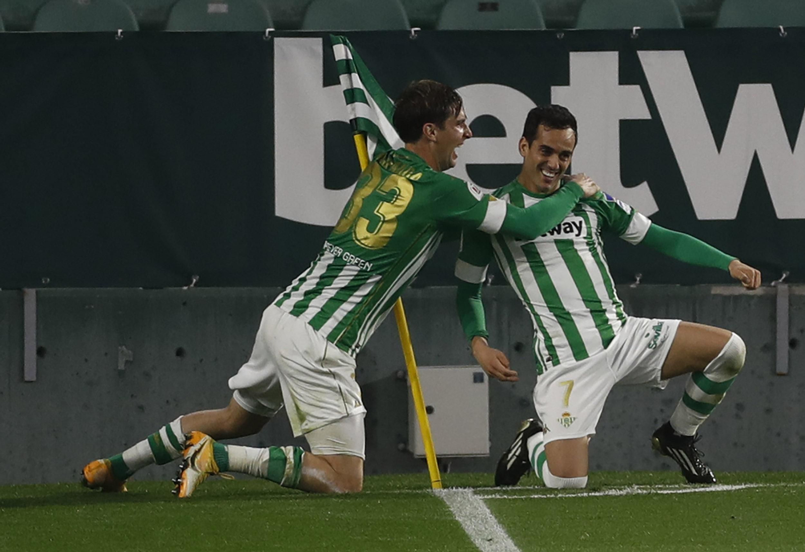 Miranda celebra el gol de Juanmi.