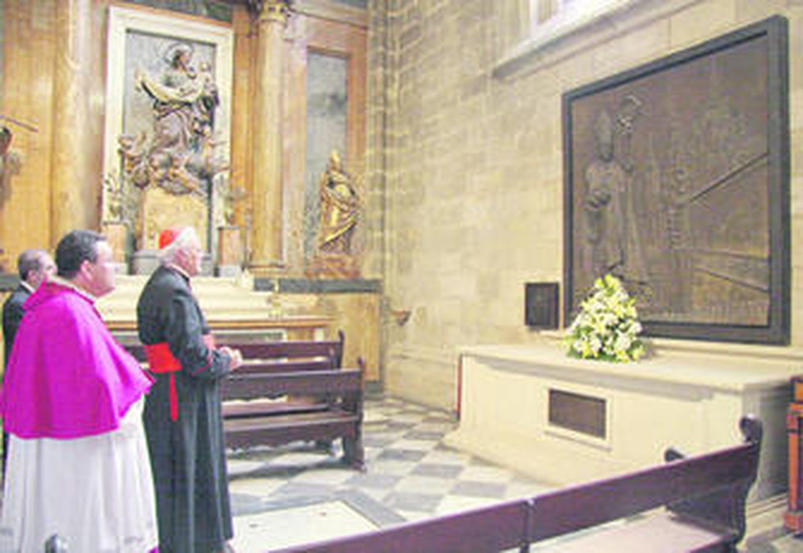 Monseñor Amigo, en la capilla de San José ante la tumba de Bueno Monreal.