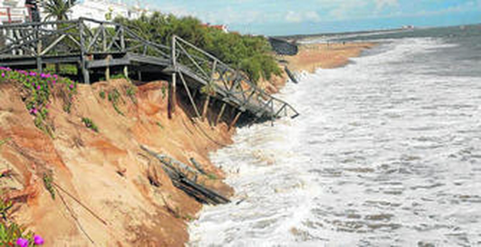 Las olas dejaron ayer la playa sin arena y devoraron los accesos.