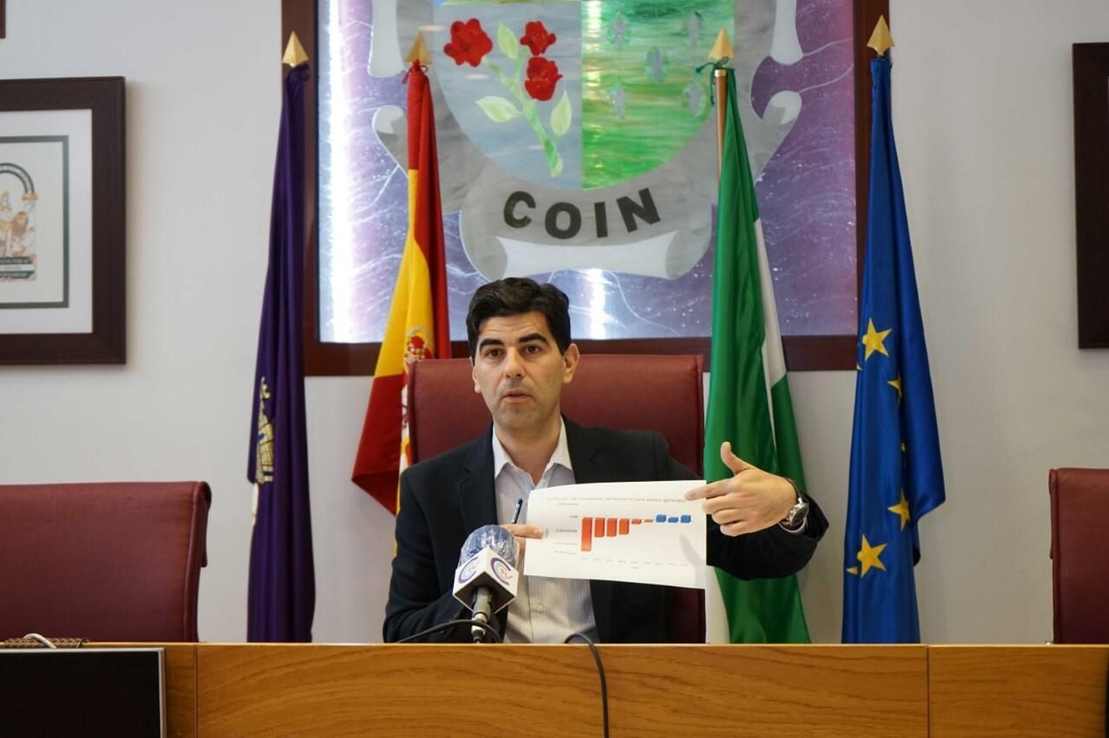 El alcalde de Coín, Francisco Santos, en rueda de prensa.