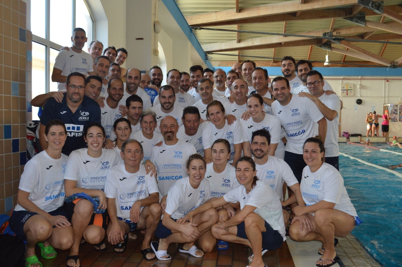Los componentes del Jerez Natación Máster, en la piscina portuense.