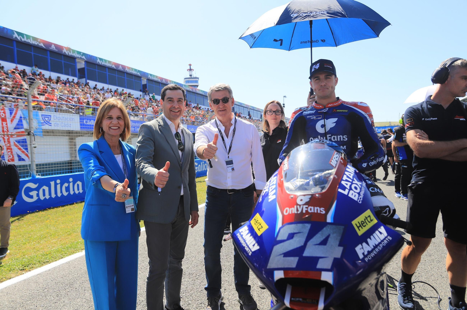 Juanma Moreno, presidente de la Junta, Alberto Núñez Feijóo y la alcaldesa, junto al piloto andaluz Marcos Ramírez.
