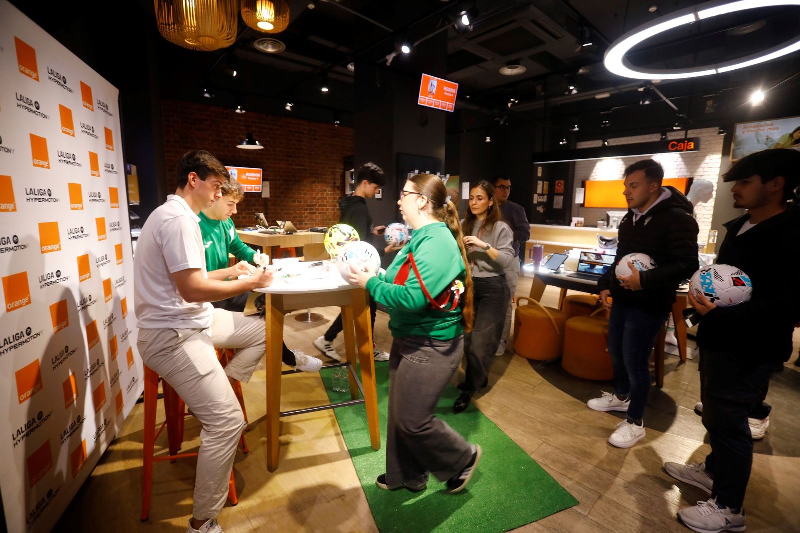 Las mejores fotos de la exitosa firma de autógrafos del Córdoba CF en el centro de la ciudad