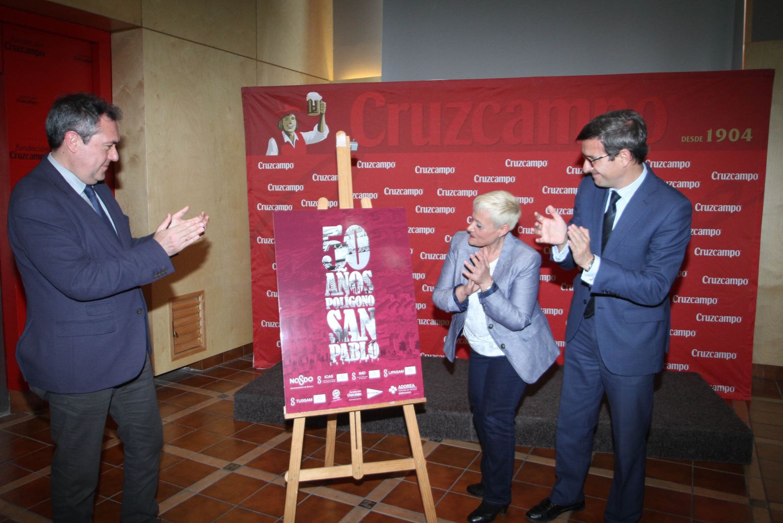 Espadas, Acevedo y Paradela descubren el cartel conmemorativo de los 50 años del Polígono de San Pablo.