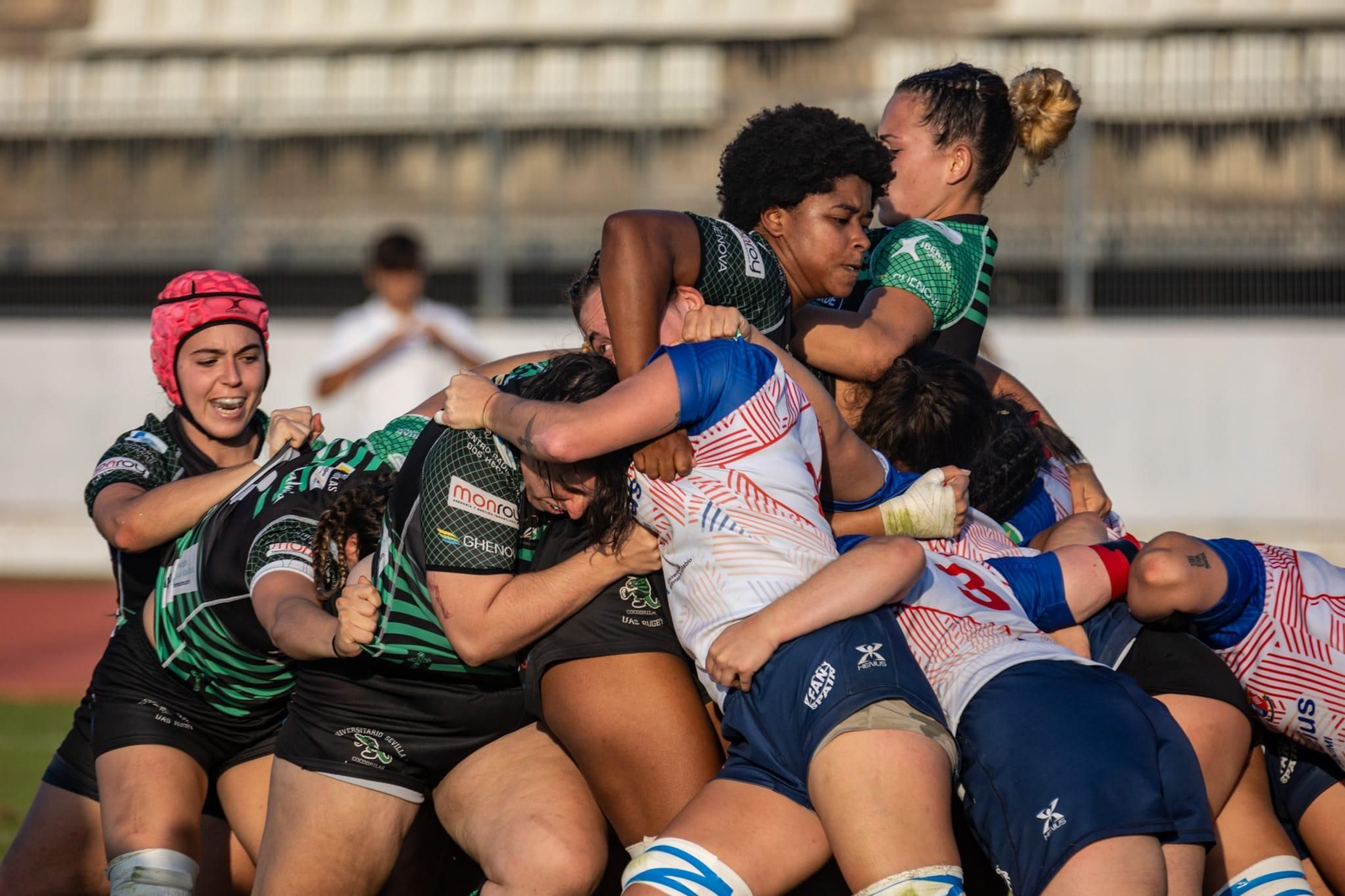 Las jugadoras del Simón Verde Magnolia Cocos empujan en un 'maul' con Kassandra Sylla en el centro.