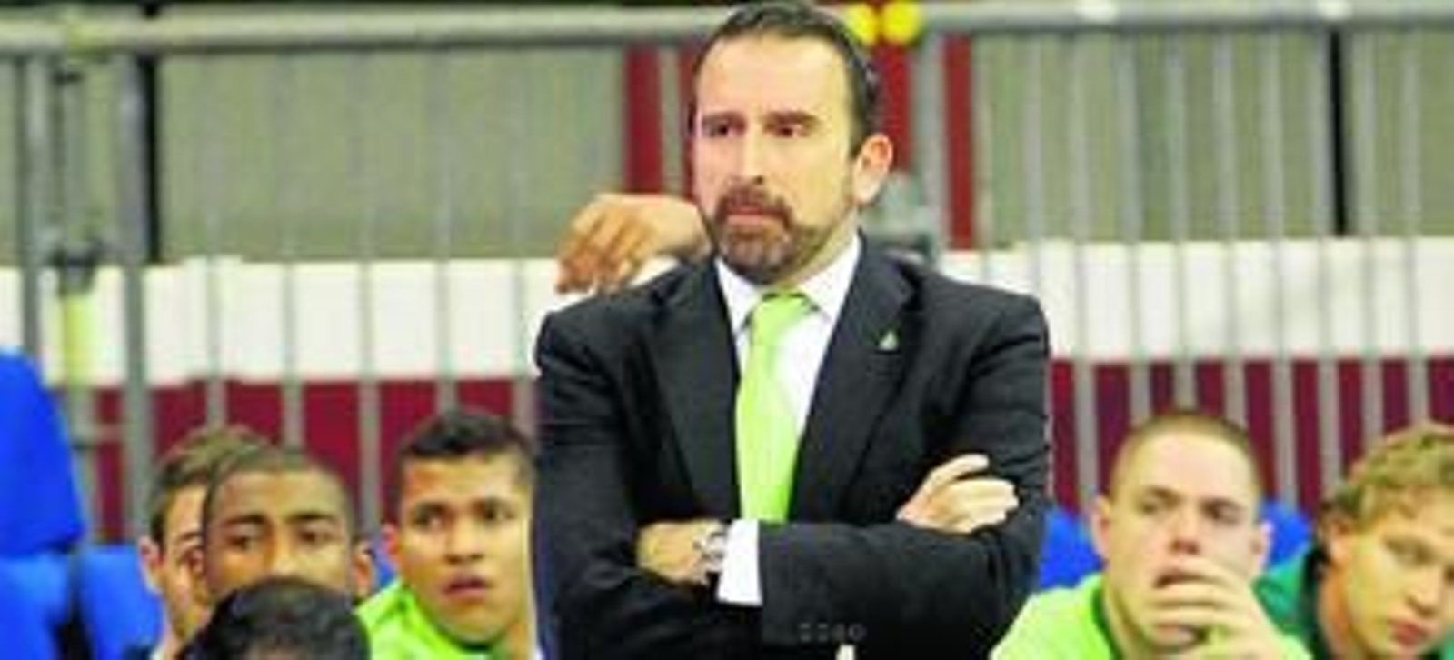 Joan Plaza contempla con gesto serio el encuentro, con su banquillo detrás.