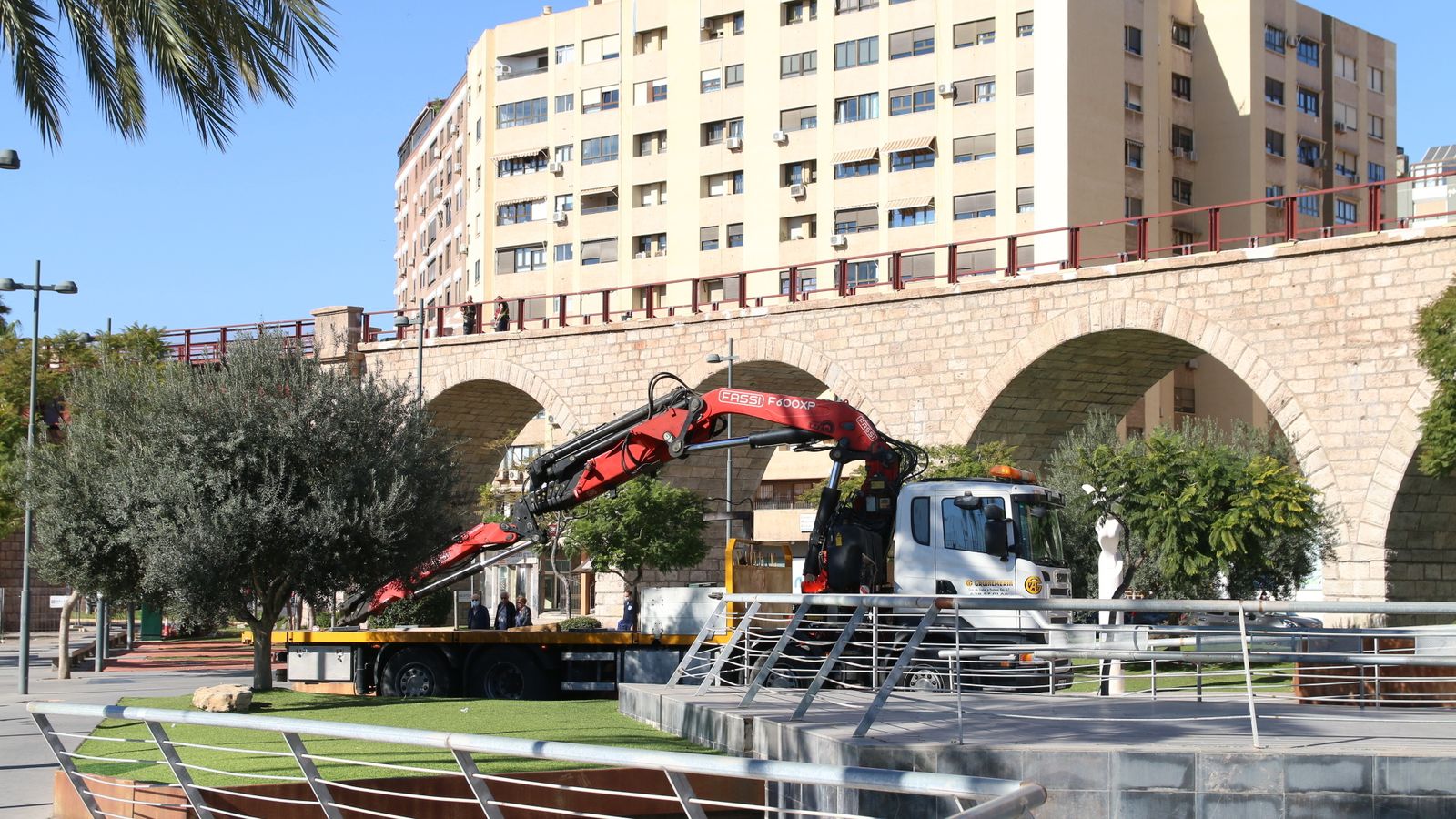 La grúa empleada para subir las piezas de raíl restauradas