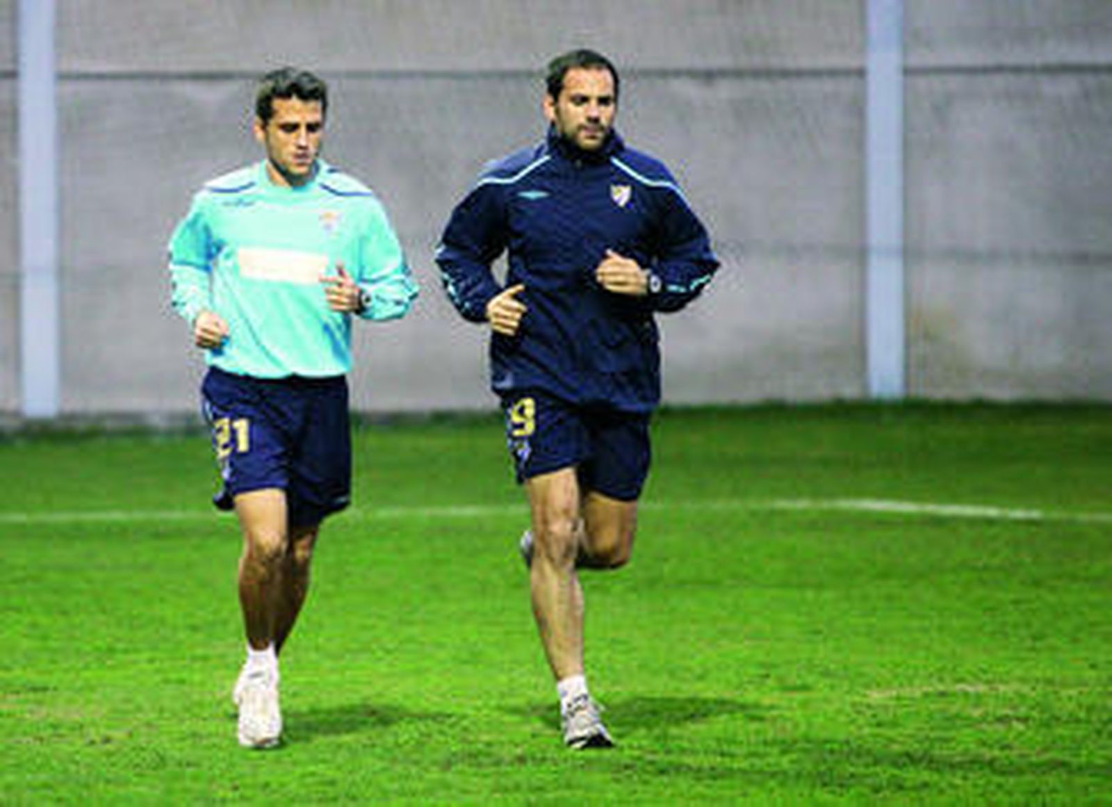 Cheli (i) corre junto a Salva Ballesta durante un entrenamiento con el Málaga.