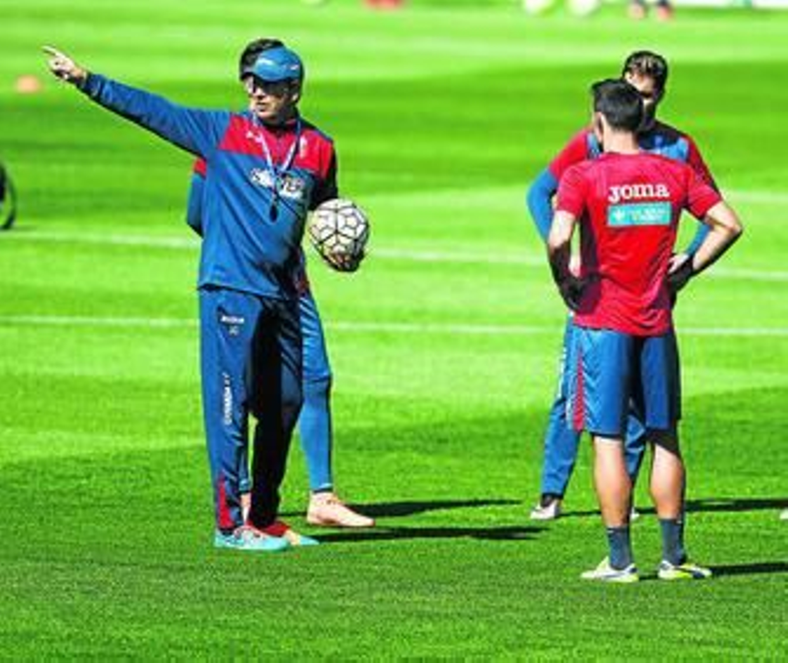 El entrenador del Granada, José González, da una orden en una sesión reciente.